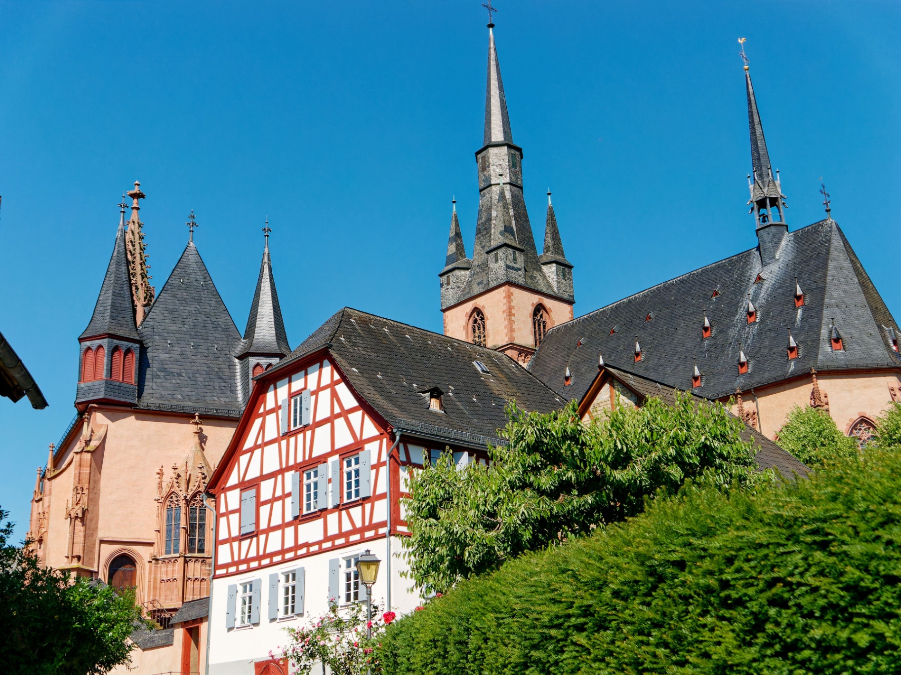 Fachwerkhäuser und Kirche im Rhein-Main-Gebiet